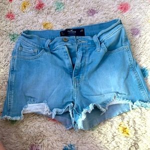 Hollister high rise stretchy jean shorts good quality and it’s in good condition